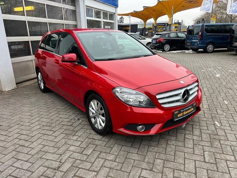 Gebraucht Mercedes B200 136 PS (100 kW) 2013 Rot Van / Kleinbus