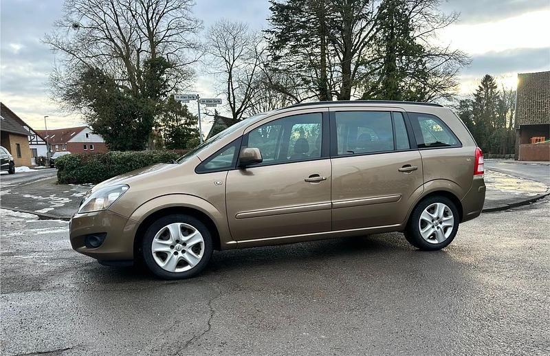 Braun Gebraucht 2014 Opel Zafira Van / Kleinbus | 4.200 € (Teuer) - Bild 1/4