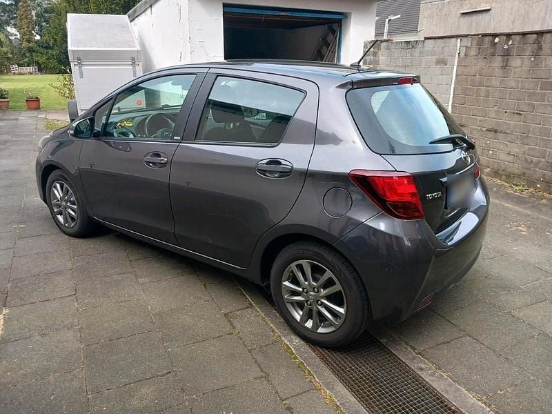 Gebraucht Toyota Yaris 69 PS (50 kW) 2016 Grau Kleinwagen