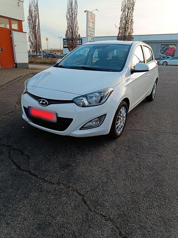 Gebraucht Hyundai i20 101 PS (74 kW) 2014 Weiß Kleinwagen