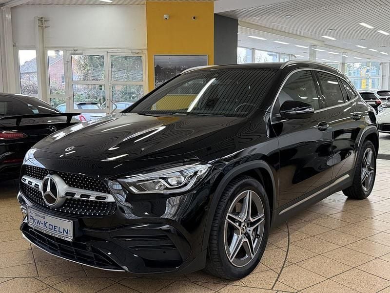 Kosmosschwarz metallicla (metallic) Gebraucht 2021 Mercedes GLA200 AMG line SUV | 33.999 € (Etwas zu teuer) - Bild 1/4