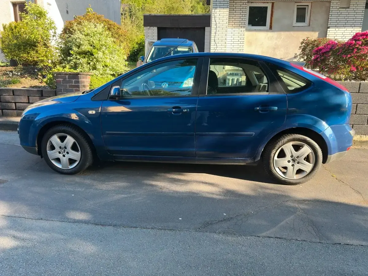 Gebraucht Ford Focus 101 PS (74 kW) 2007 Blau Kleinwagen