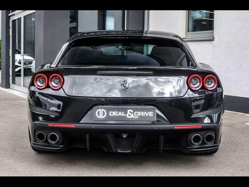 Second-hand Ferrari GTC4Lusso 689 CP (506 kW) 2018 Negru Break