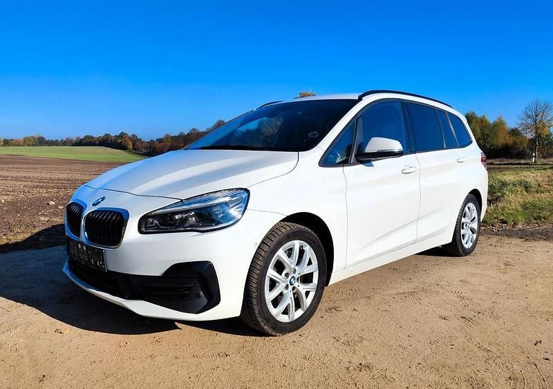 Weiß Gebraucht 2018 BMW 218 Gran Tourer Advantage Van / Kleinbus | 12.490 € (Superpreis) - Bild 1/4