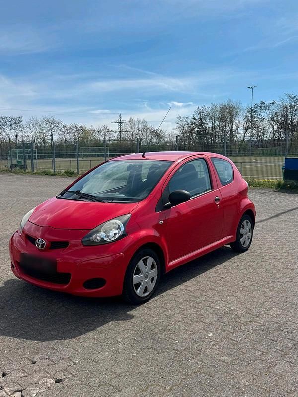 Gebraucht Toyota Aygo 68 PS (50 kW) 2009 Rot Kleinwagen