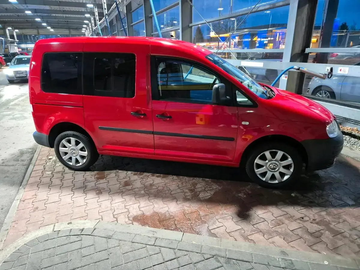 Gebraucht VW Caddy 105 PS (77 kW) 2010 Rot Van / Kleinbus