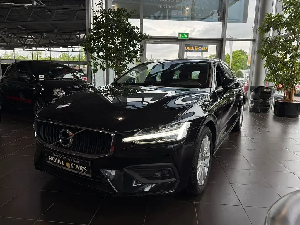 Gebraucht Volvo V60 Momentum 197 PS (144 kW) 2021 Onyx black / metallic Kombi
