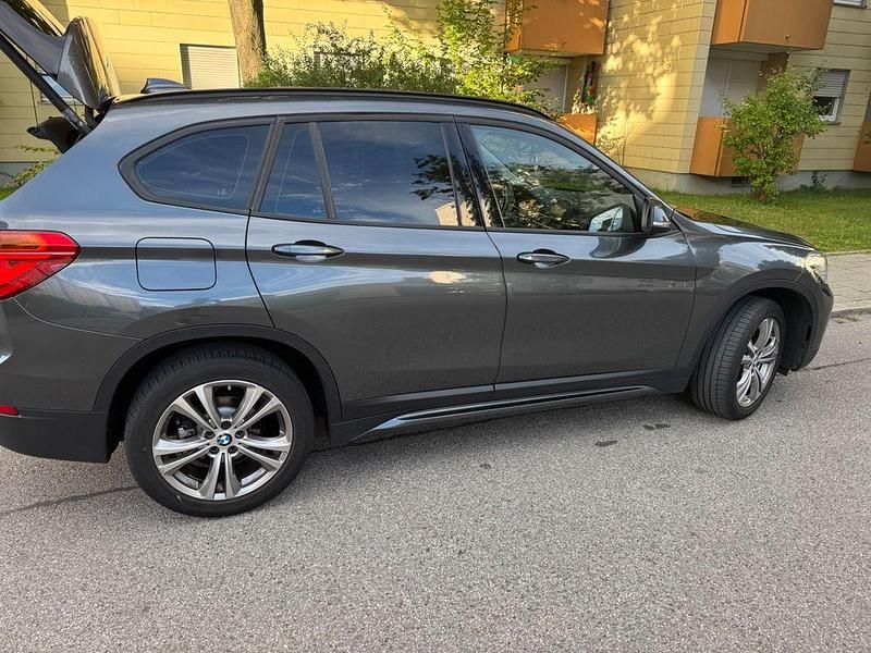 Grau Gebraucht 2018 BMW X1 Sport Line SUV | 15.500 € (Superpreis) - Bild 1/4
