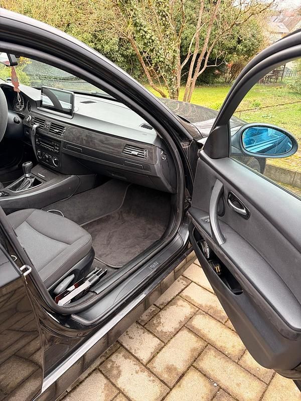 Gebraucht BMW 320 170 PS (125 kW) 2008 Schwarz Limousine