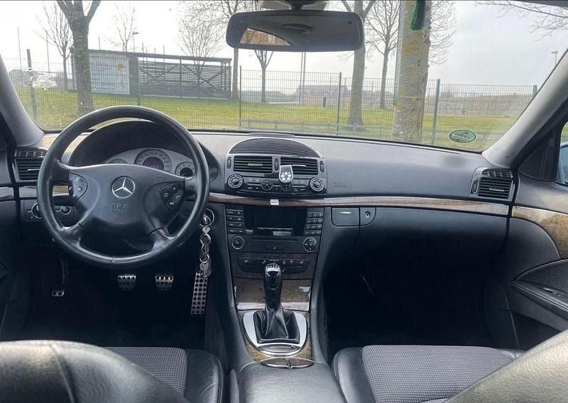 Blau Gebraucht 2004 Mercedes E200 Avantgarde Limousine | 2.450 € (Guter Preis) - Bild 1/4