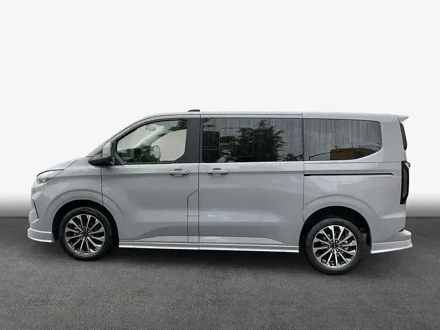 Neu Ford Tourneo Titanium 170 PS (125 kW) 2026 Grau Kombi