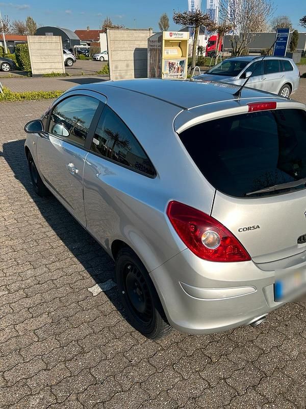 Gebraucht Opel Corsa 90 PS (66 kW) 2011 Silber Kleinwagen