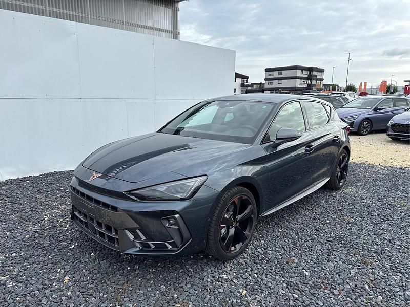 Neu Cupra Leon 150 PS (110 kW) 2025 Magent grau s7s Limousine