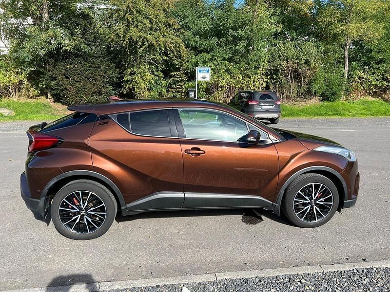 Braun Gebraucht 2016 Toyota C-HR Lounge SUV | 18.999 € - Bild 1/4