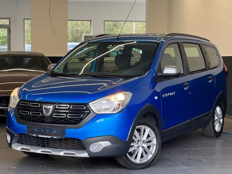 Blau Gebraucht 2017 Dacia Lodgy Stepway Van / Kleinbus | 10.750 € (Teuer) - Bild 1/4