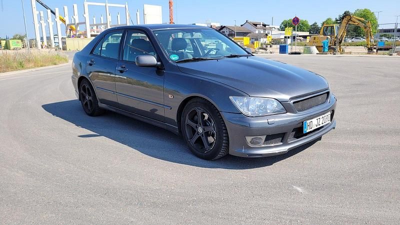 Grau Gebraucht 2004 Lexus IS300 Limousine | 6.400 € - Bild 1/4