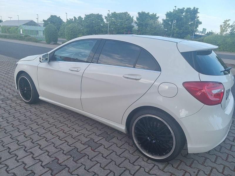 Gebraucht Mercedes A180 Style 109 PS (80 kW) 2014 Weiß Limousine