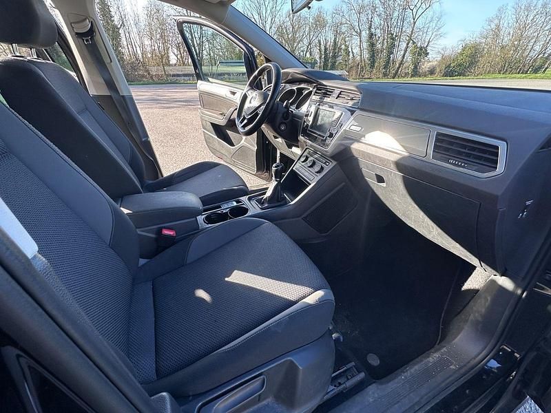 Gebraucht VW Touran Trendline 110 PS (80 kW) 2016 Schwarz Van / Kleinbus