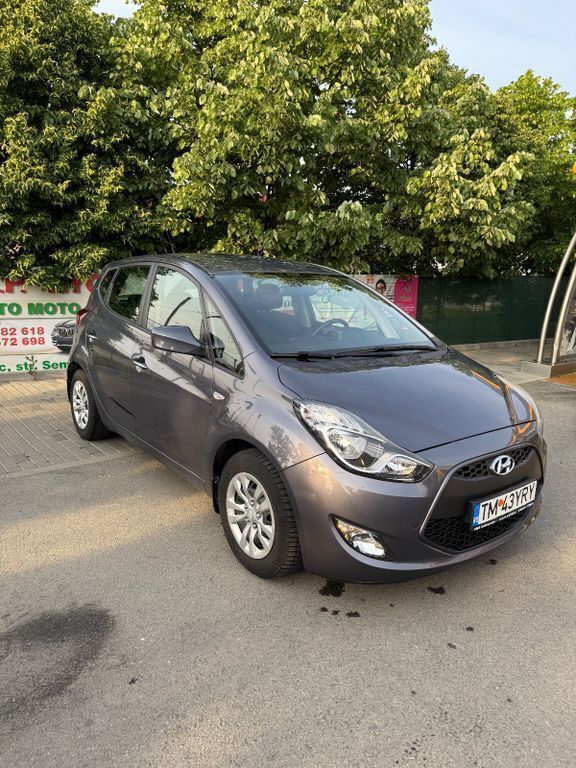 Grau Gebraucht 2015 Hyundai ix20 Van / Kleinbus | 5.900 € (Guter Preis) - Bild 1/4