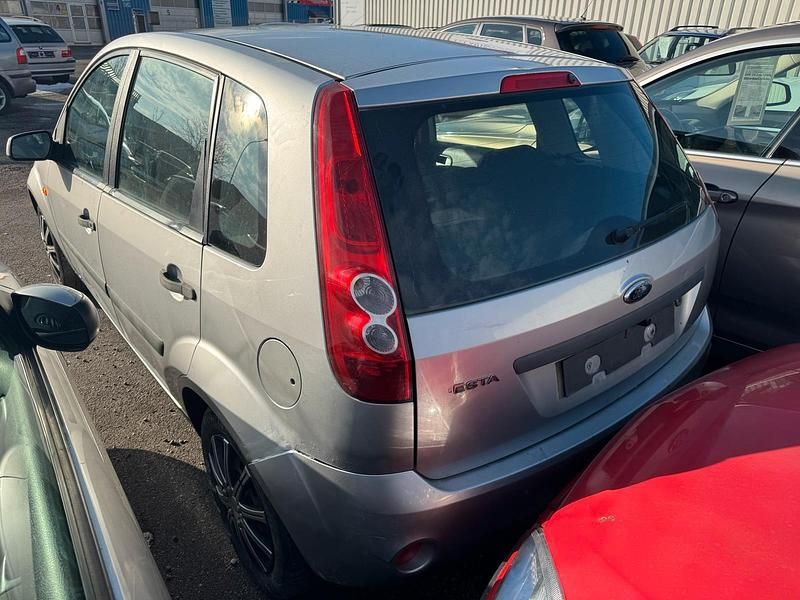 Gebraucht Ford Fiesta 80 PS (58 kW) 2000 Silber Kleinwagen