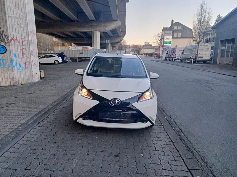 Weiß Gebraucht 2016 Toyota Aygo Kleinwagen | 7.400 € (Fairer Preis) - Bild 1/4