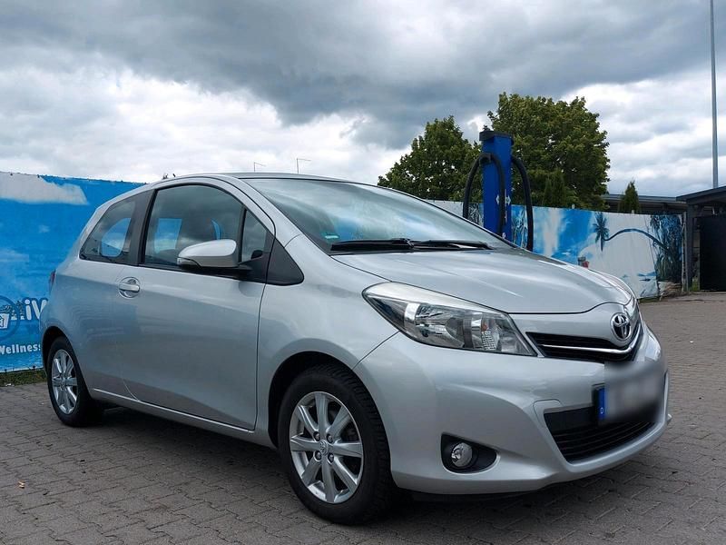 Silber Gebraucht 2013 Toyota Yaris Kleinwagen | 8.555 € (Etwas zu teuer) - Bild 1/4