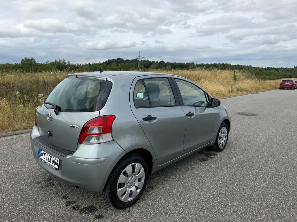 Gebraucht Toyota Yaris 69 PS (50 kW) 2010 Grau Kleinwagen