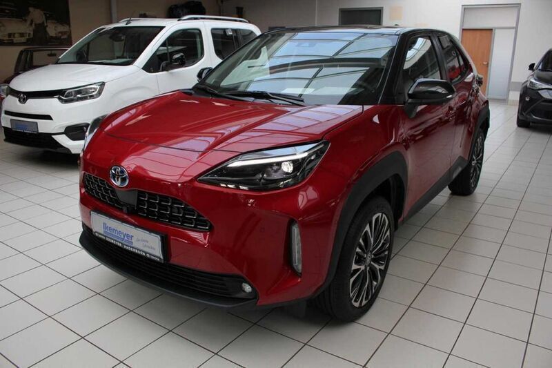 Karminarot metallic Neu 2024 Toyota Yaris Cross Elegant SUV | 29.990 € (Etwas zu teuer) - Bild 1/4