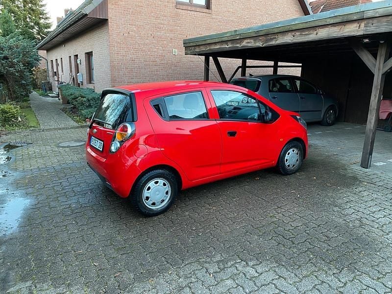 Rot Gebraucht 2011 Chevrolet Spark Kleinwagen | 2.300 € (Fairer Preis) - Bild 1/4