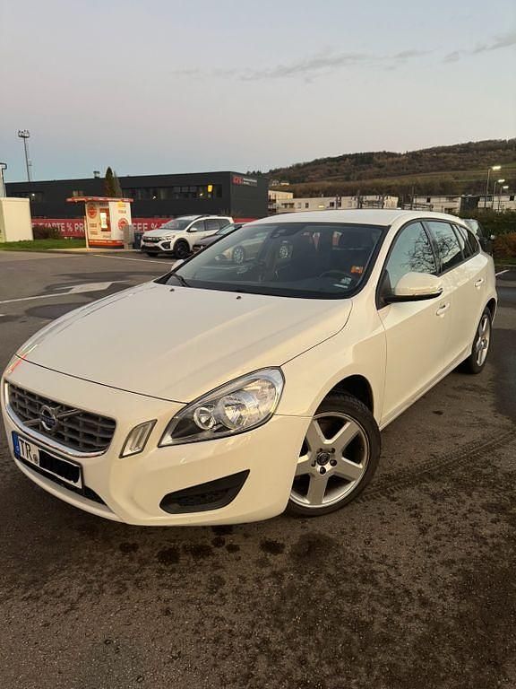 Weiß Gebraucht 2011 Volvo V60 Kombi | 6.499 € (Fairer Preis) - Bild 1/4