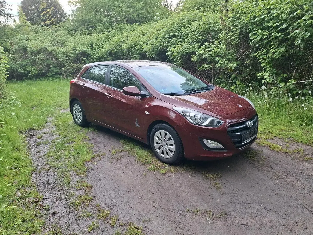 Gebraucht Hyundai i30 101 PS (74 kW) 2016 Rot Kleinwagen