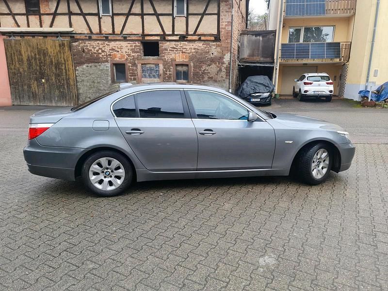 Gebraucht BMW 525 218 PS (160 kW) 2007 Grau Limousine