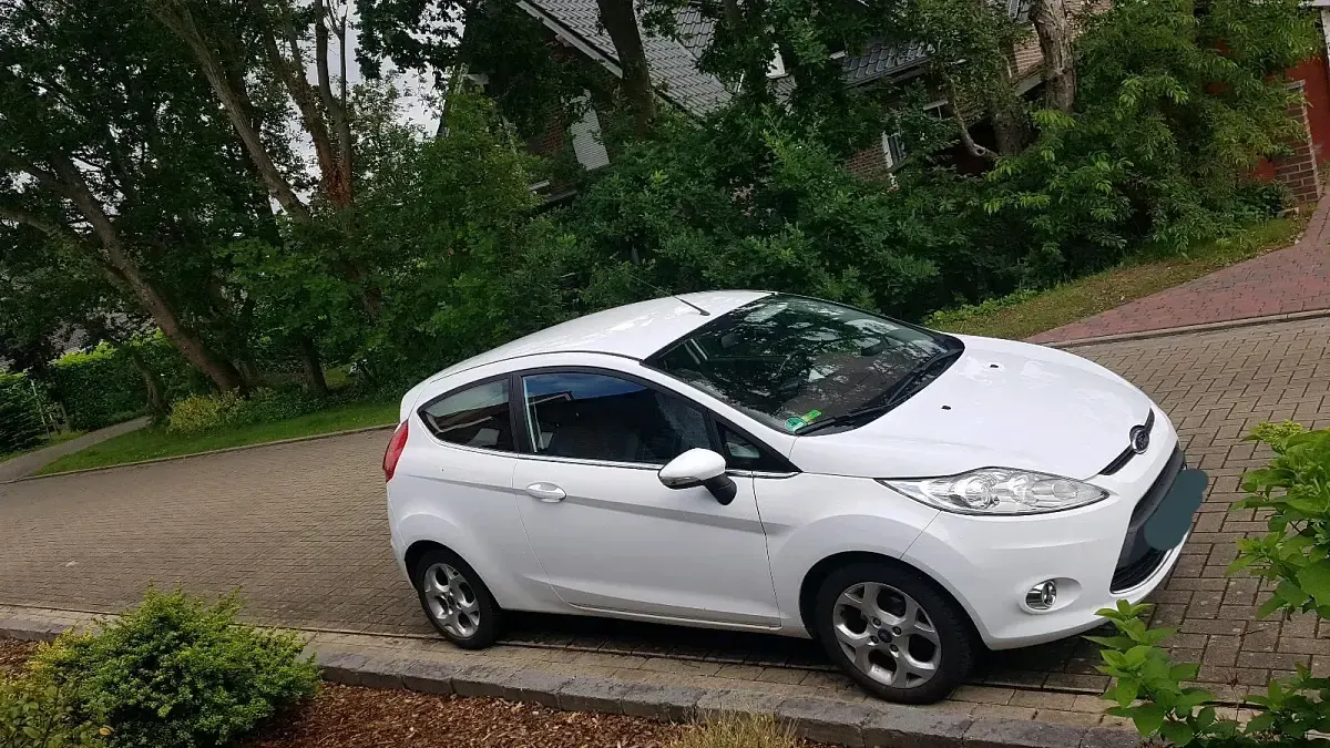 Gebraucht Ford Fiesta Titanium 95 PS (69 kW) 2011 Weiß Limousine
