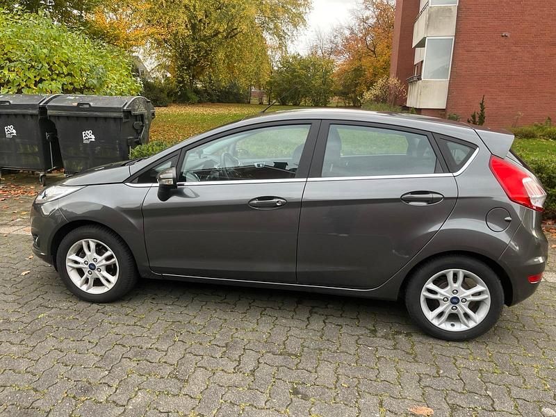 Grau Gebraucht 2017 Ford Fiesta Titanium Kleinwagen | 5.999 € (Guter Preis) - Bild 1/4