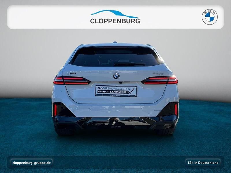 Gebraucht BMW 550e M Sport 489 PS (359 kW) 2025 Alpinweiß uni Kombi