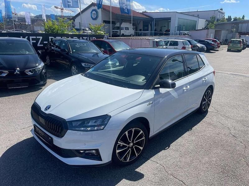 Bila moon/moon white Gebraucht 2024 Skoda Fabia Monte Carlo Kleinwagen | 19.990 € (Fairer Preis) - Bild 1/4