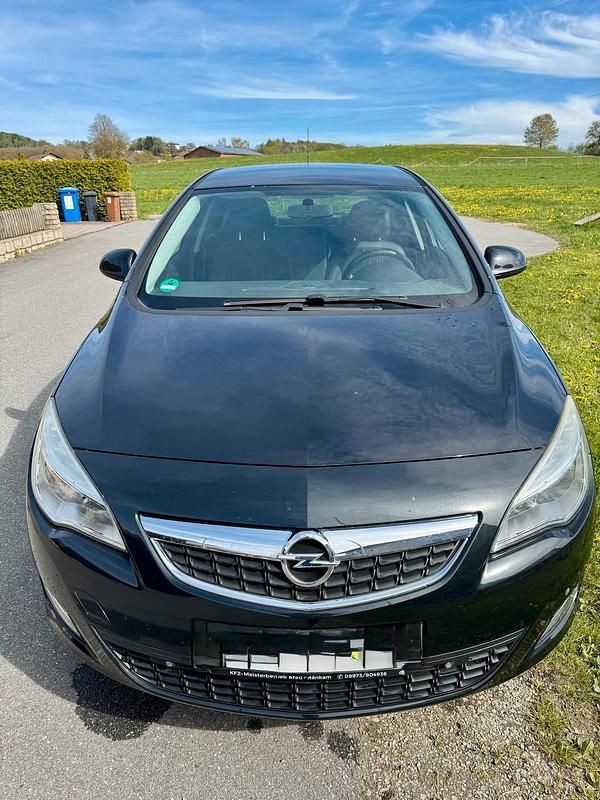 Usata Opel Astra 140 CV (102 kW) 2012 Nero Berlina