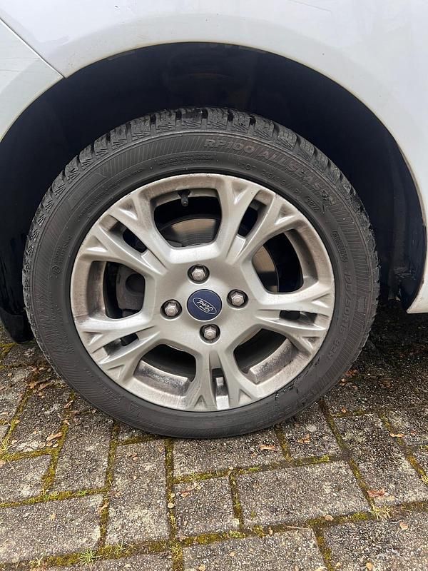 Gebraucht Ford Fiesta 80 PS (58 kW) 2014 Weiß Kleinwagen