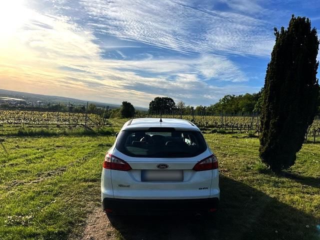 Usata Ford Focus 140 CV (102 kW) 2012 Bianco Station wagon
