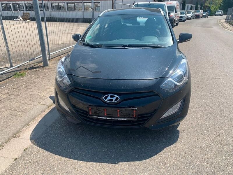 Schwarz Gebraucht 2014 Hyundai i30 Trend Kombi | 4.499 € (Superpreis) - Bild 1/4