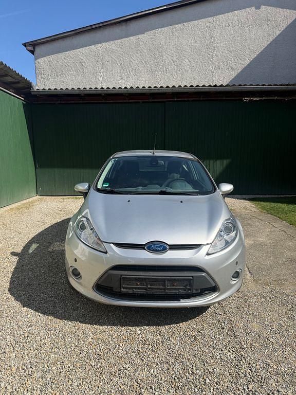 Gebraucht Ford Fiesta Trend 82 PS (60 kW) 2009 Silber Kleinwagen