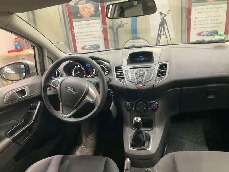 Grau Gebraucht 2015 Ford Fiesta Trend Limousine | 6.200 € (Fairer Preis) - Bild 1/4