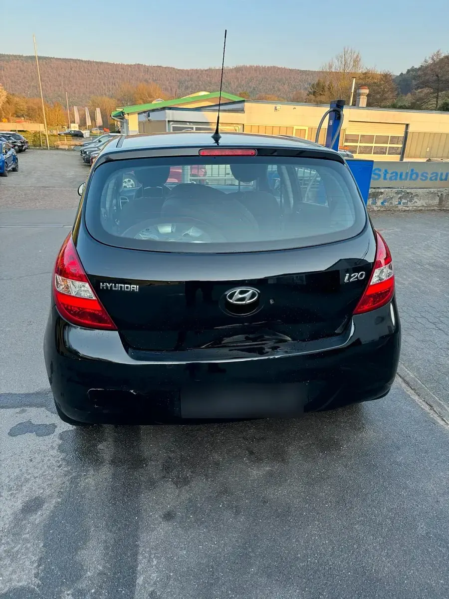 Gebraucht Hyundai i20 77 PS (56 kW) 2011 Schwarz Kleinwagen