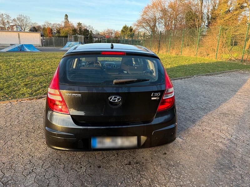 Gebraucht Hyundai i30 109 PS (80 kW) 2009 Schwarz Kleinwagen