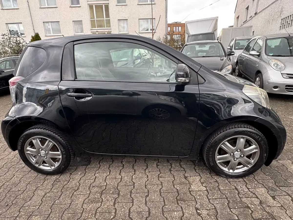 Używany Toyota iQ 68 KM (50 kW) 2009 Czarny Hatchback