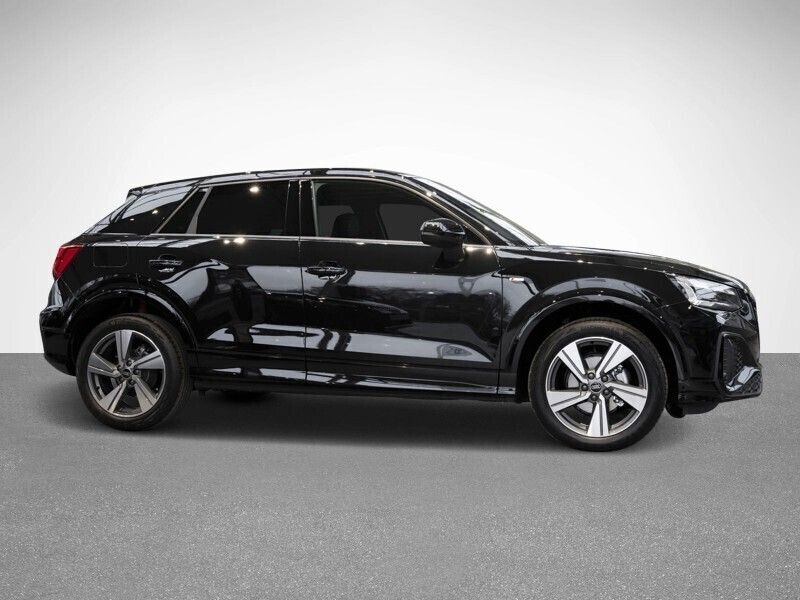 Mythosschwarz metallic Gebraucht 2024 Audi Q2 S-Line SUV | 40.900 € - Bild 1/4