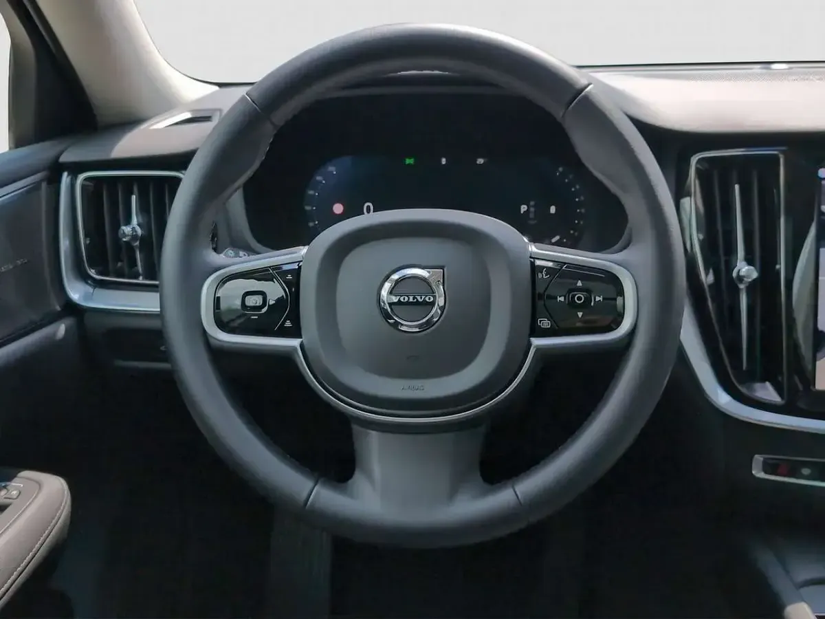 Gebraucht Volvo V60 Plus 197 PS (144 kW) 2025 Onyx black Kombi