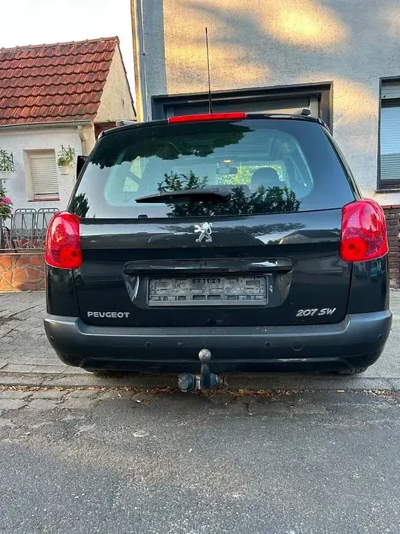 Gebraucht Peugeot 207 Tendance 95 PS (69 kW) 2011 Schwarz Kombi