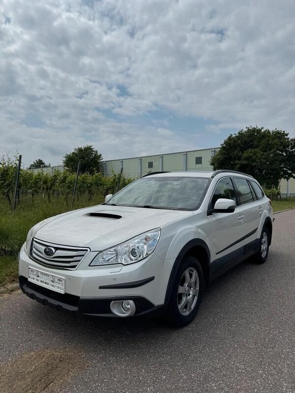 Weiß Gebraucht 2012 Subaru Legacy Kombi | 2.999 € - Bild 1/4