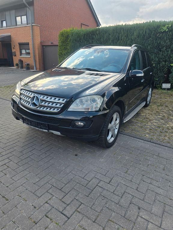 Schwarz Gebraucht 2007 Mercedes 320 SUV | 7.990 € - Bild 1/4